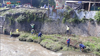Hindari Bencana Banjir, Satgas Sektor 22 Sub 04 Membersihkan Sungai Cikapundung