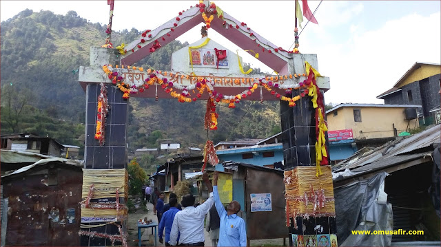 triyuginarayan temple entrance