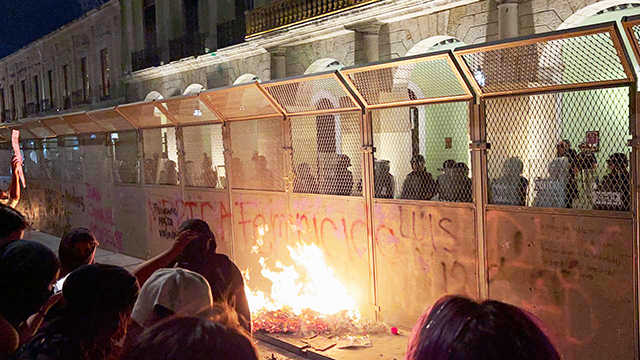 Violenta jornada 8M: encapuchadas vandalizan edificios y queman tablones de protección