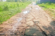 Warga Keluhkan Jalan lingkungan Yang Rusak Parah. Tak Kunjung Di Perbaiki Oleh Dinas Terkait.