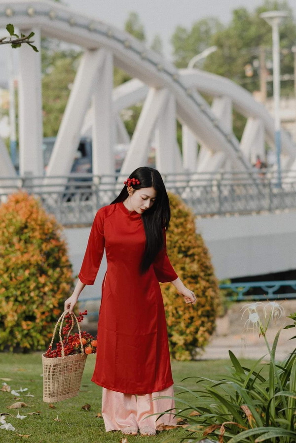 Thiếu nữ áo dài đỏ
