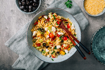 Orzo cremoso de tomate e espinafre com queijo parmesão