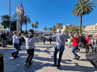 Foto Sardana en Tarragona en celebración de Santa Lucía y el 85 aniversario de la ONCE