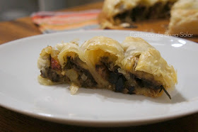 Torta folhada enrolada de berinjela e queijo