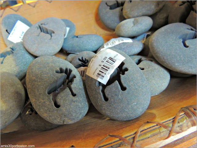 Objetos de Recuerdo en la Tienda del Jordan Pond House en el Parque Nacional Acadia, Maine