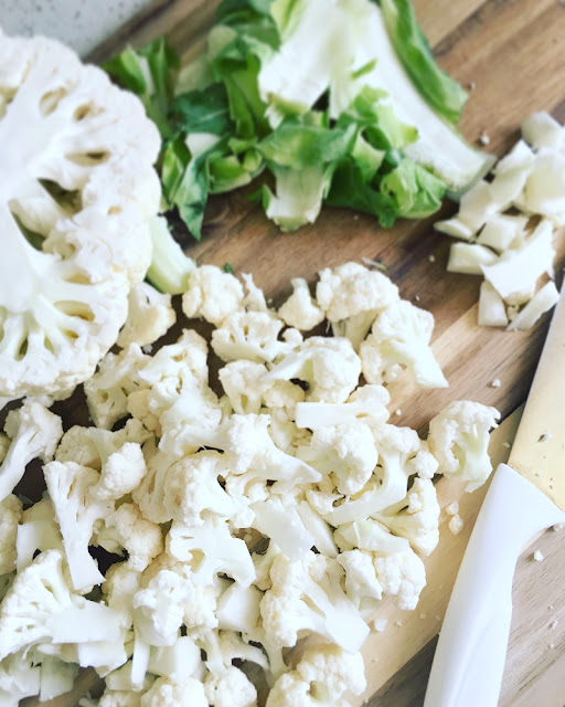 Buddha bowl de garbanzo y coliflor rostizados con cuscús