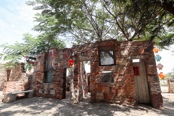 台南學甲老塘湖藝術村由畫家匡乙建造的廢墟古城，還可渡船至神仙島