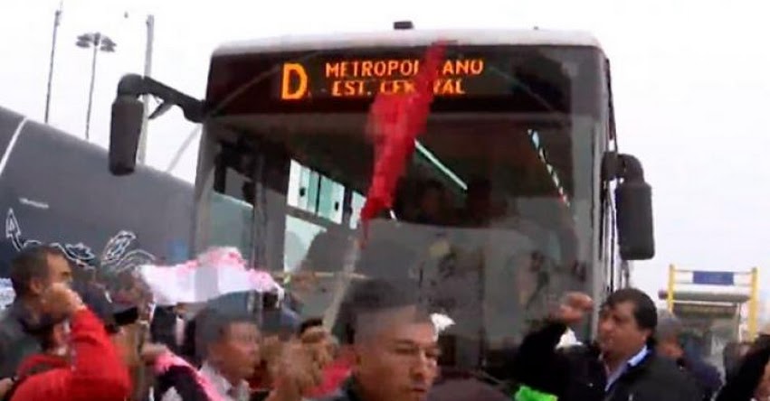 Maestros del SUTEP toman y bloquean vía del Metropolitano en la estación de Caquetá