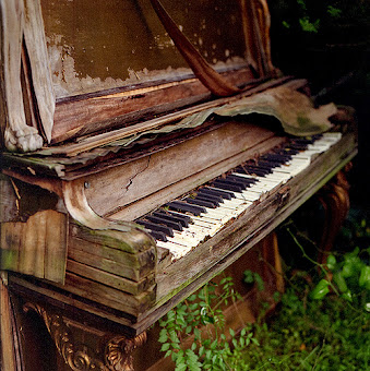 Example of keeping a piano outdoors