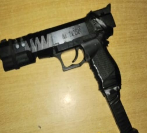 Apresan dos  menores con pistola de juguete 