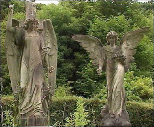 Ángeles en el cementerio de Bristol.