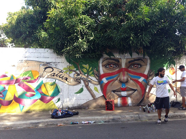 Gabz con el mural Afro Taino