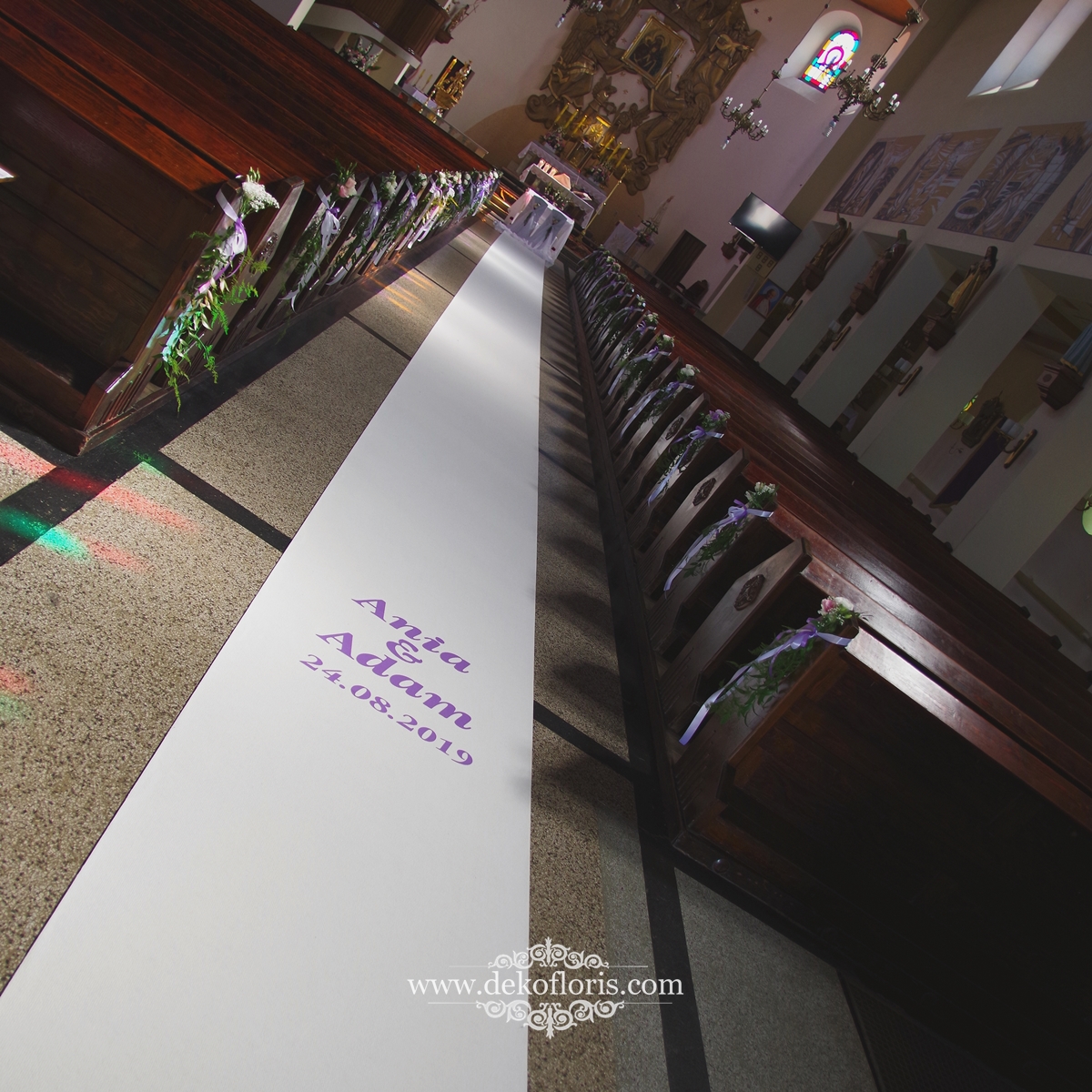 Biały dywan na ślub z fioletową personalizacją