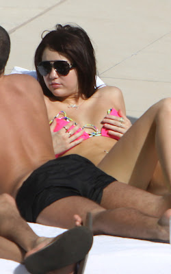 Miley Cyrus i rosa bikini 02
