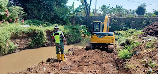 Satu Persatu Anak Sungai di Wilayah Sektor 4 Yang Mengalami Pendangkalan dan Penyempitan di Lakukan Normalisasi