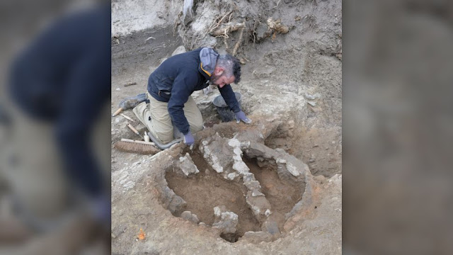 Αρχαιολόγος ανασκάπτει έναν φούρνο κεραμικής του 1ου αιώνα μ.Χ. στη Ρεν της Γαλλίας. [Credit: © Emmanuelle Collado/Inrap]