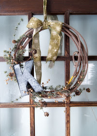 How to Make A Simple Winter Rope Wreath on farmhouse door