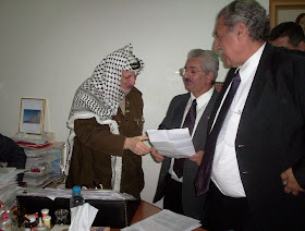 Parlamentares entregam carta a Yasser Arafat