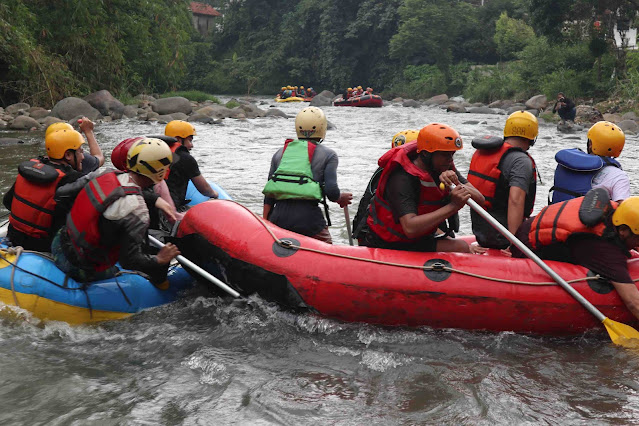 rafting arung jeram di sungai cipunagara subang