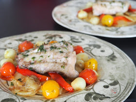 Filetes de mero al horno con patatas, cebollitas, pimiento rojo y tomates cherry