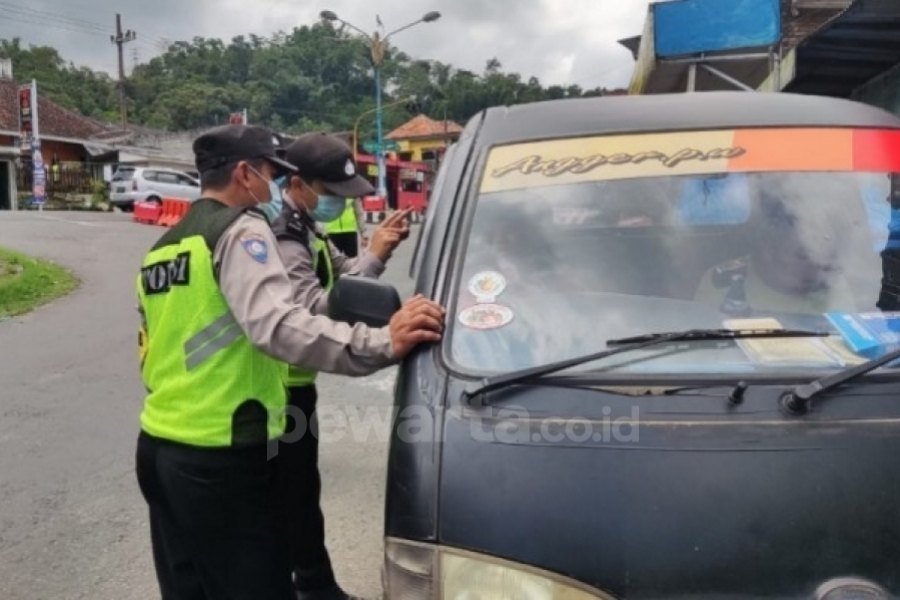 Penyekatan mobilitas pengiriman hewan ternak di Kecamatan Ngantang, Kabupaten Malang