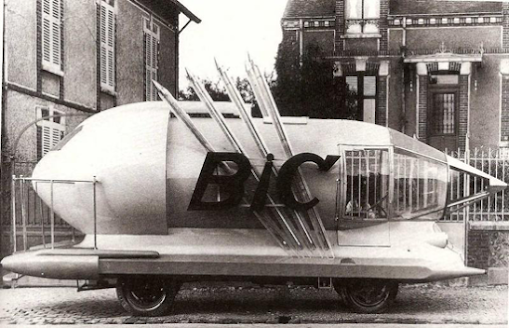 Coche publicitario BIC de la caravana publicitaria Tour de Francia de 1953 BIC advertising car of the 1953 Tour de France advertising caravan