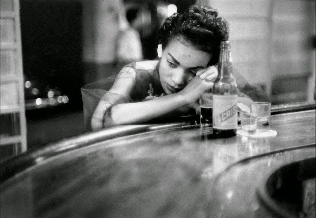 Chica de barra en un burdel del distrito rojo. La Habana. Eve Arnold