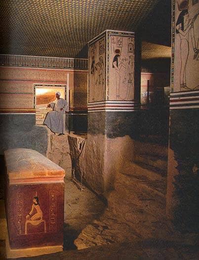 The walls are decorated with scenes and texts from underworld clocks. The tomb is still dominated by the elegant Sarkovitzite of the king. The king's mummy was found inside when the tomb was discovered in 1898 by Victor Laurette.