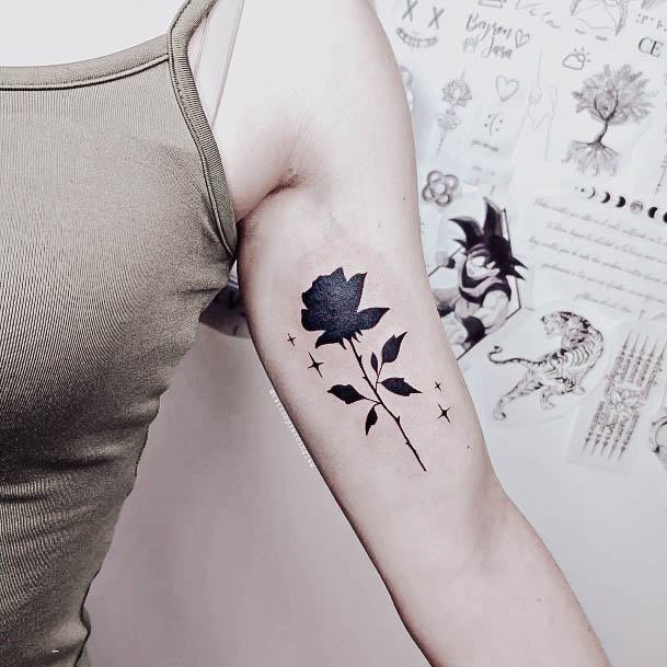 40 tatuagens de rosas pretas para mulheres que desejam um visual ousado!