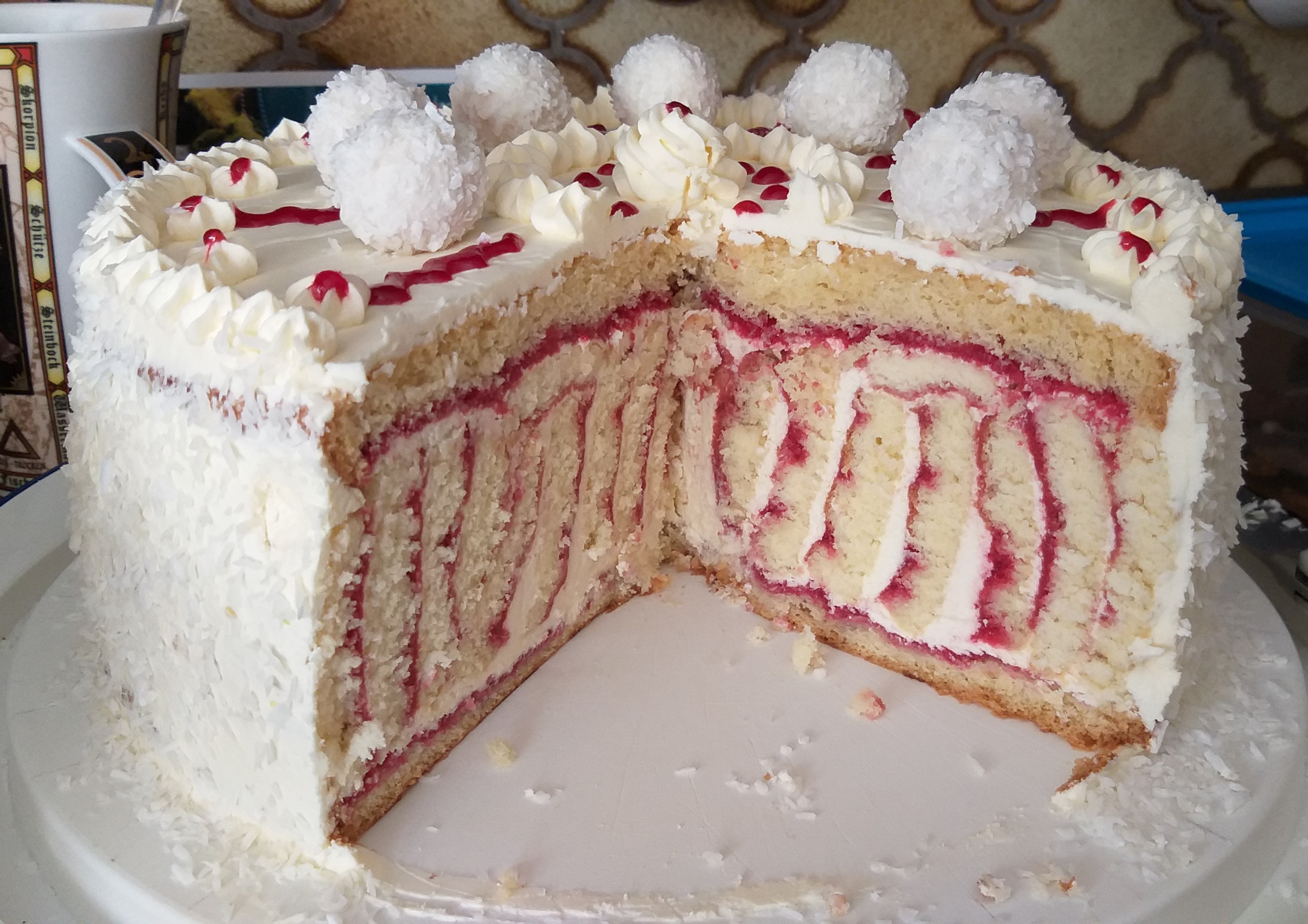 Wickeltorte mit Buttercreme und Himbeere