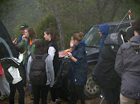 Caminants descansant i recuperant forces en el primer control