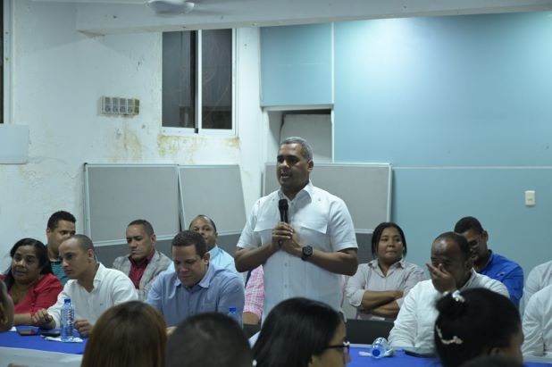 Erick Guzmán reúne equipo de trabajo y prepara esquema para campaña de su candidatura a presidente del PRM en Santo Domingo Este