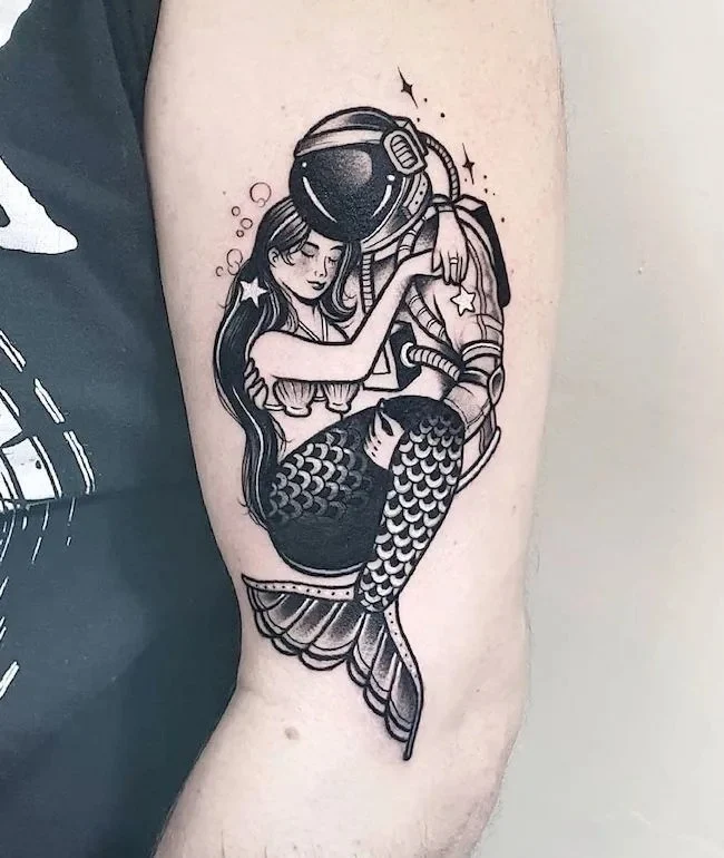 Fotografía del tatuajes de una sirena en la piel de una mujer