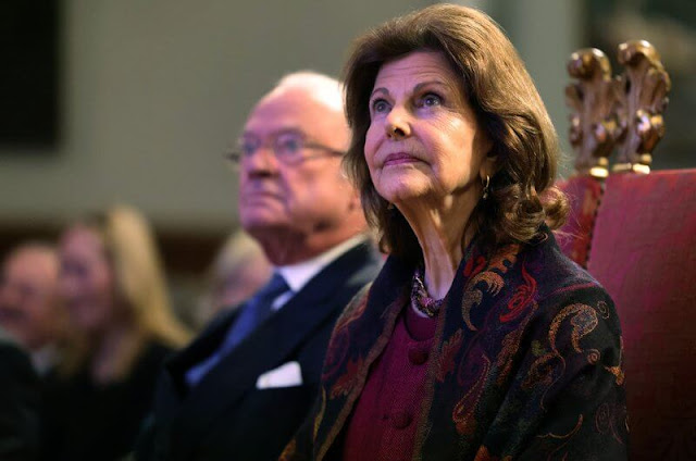 Queen Silvia wore a wine red jacket and skirt suit, and wool cape poncho by Etro, Mourjjan cape. Royal Swedish Academy