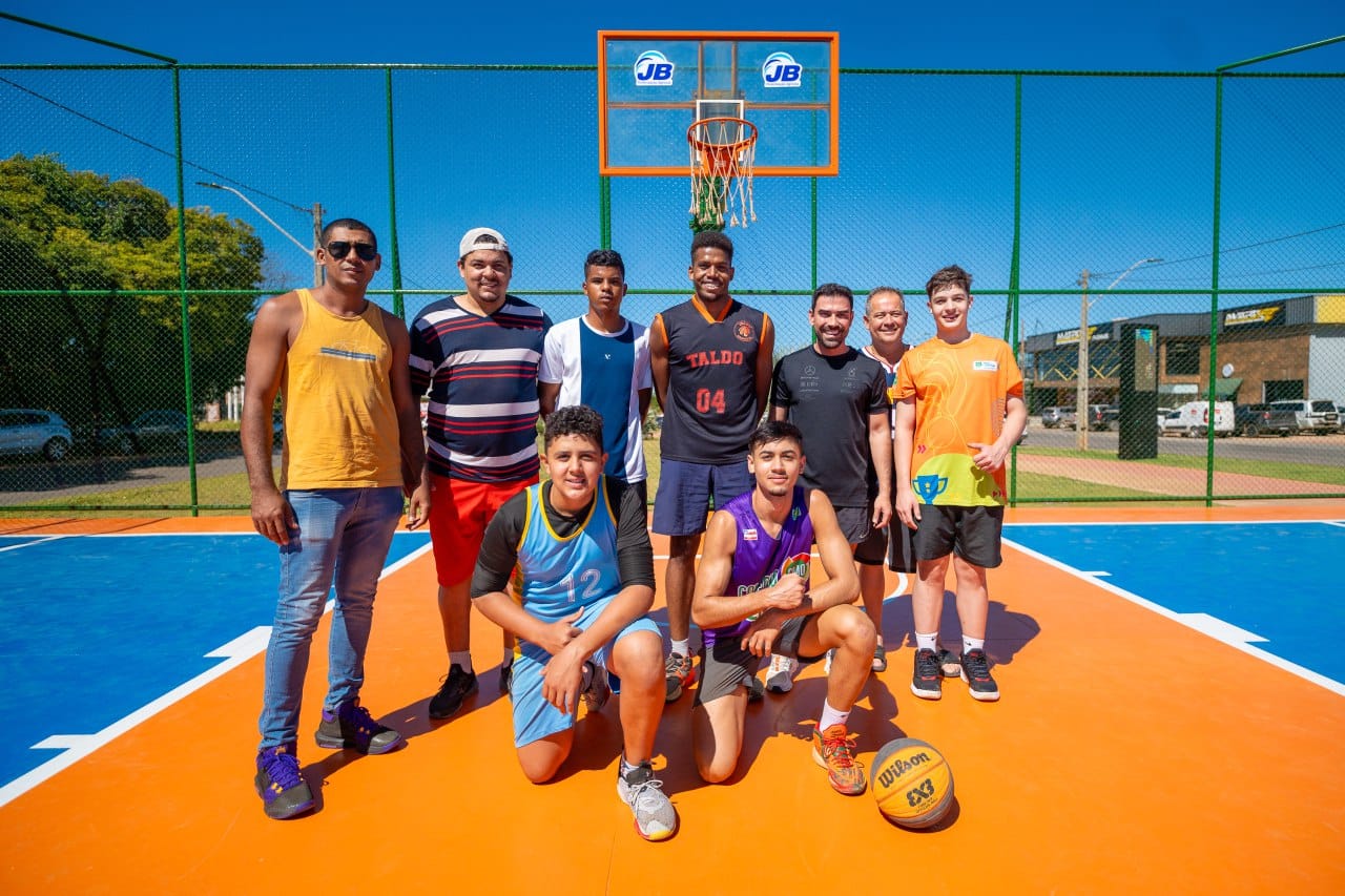 PREFEITO DE LEM PARTICIPA DE INAUGURAÇÃO DE QUADRA DO PROGRAMA 'NOSSA PRAÇA'