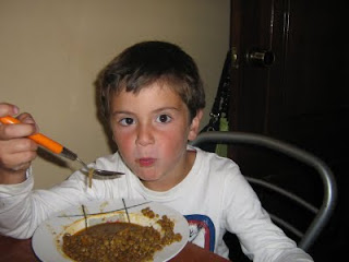 Julen comiendo lentejas