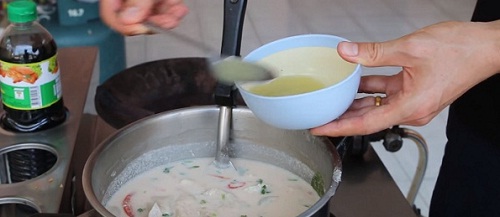 Dùng thìa cho nước cốt chanh vào nồi súp thơm ngon