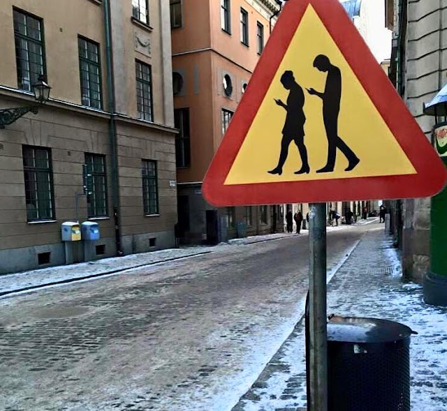 لافتة في شوارع العاصمة السويدية