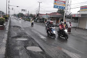 Jalan Raya Klari-Karawang Rusak Parah, Pemotor Terjebak Lubang