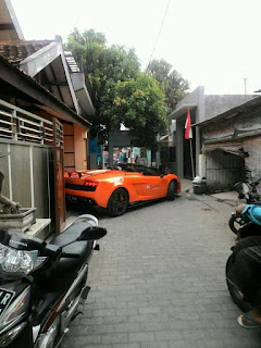 VIRAL Foto Mobil Lamborghini Parkir Di Rumah Sempit Padat Penduduk...Asli Apa KW Ya ?