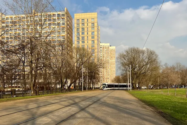 Новомосковская улица, трамвайные пути, жилой комплекс «Седьмое небо»