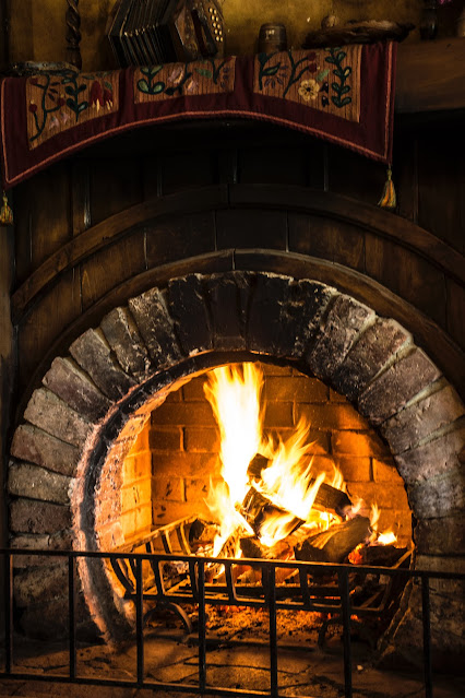 Chimenea de ladrillo rústica en la cocina