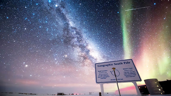 The south pole has lights too! (Source: biggeekdad.com/2019/02/beautiful-southern-lights/)