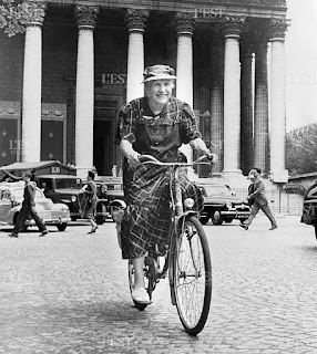 Marie Marving en bicicleta entre Nancy y París