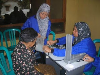 The students from Public Health were checking the blood pressure of patient - Dejavato Indonesia