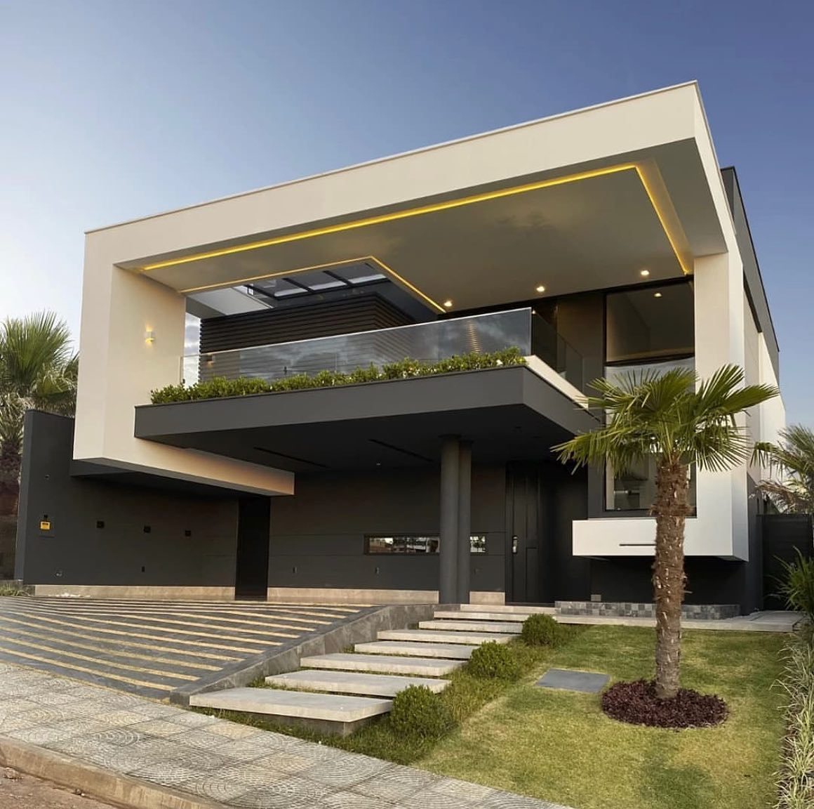 Fachada de casa preta: exemplos da tendência no design de exteriores