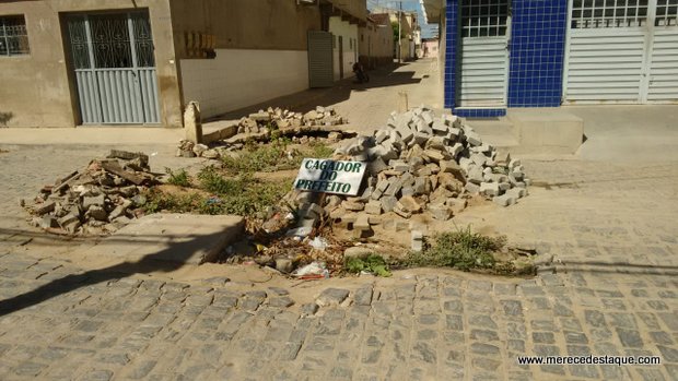 Moradores reclamam de obra inacabada na Rua Manoel Miguel Sobrinho, no Dona Lica