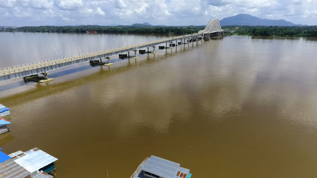 Pemandangan Sungai dan Pegunungan diatas Jembatan Tayan