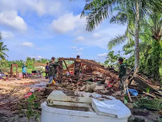 Para kader GP Ansor dan Banser bekerja sama dengan masyarakat setempat untuk membersihkan puing-puing dan memperbaiki ratusan rumah yang rusak.