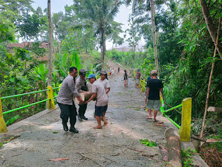 Personel Polsek Nanggulan Laksanakan Giat Karya Bhakti Evakuasi Pohon Tumbang